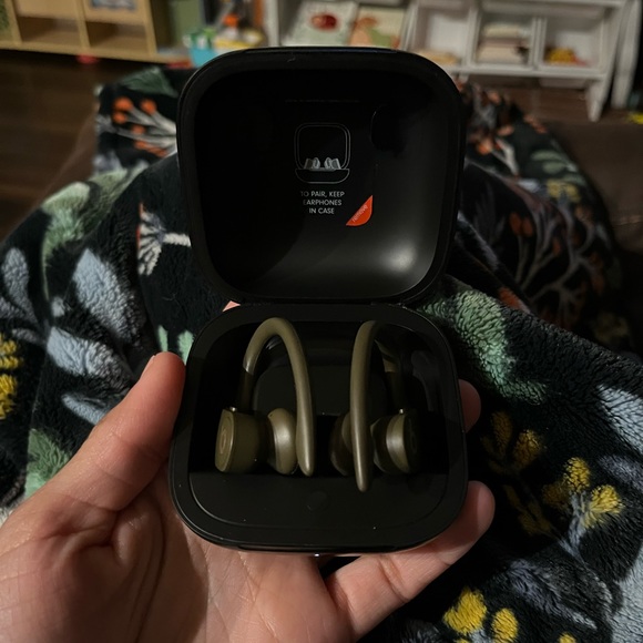 Beats Wireless Headphones - Picture 2 of 3